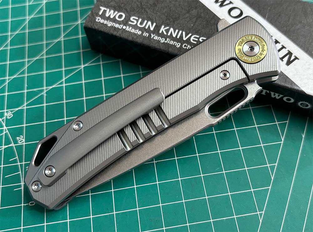TWOSUN FOLDING KNIFE CARBON FIBER/COLOR TITANIUM HANDLE M390 EDGE TS502-M390-SAND