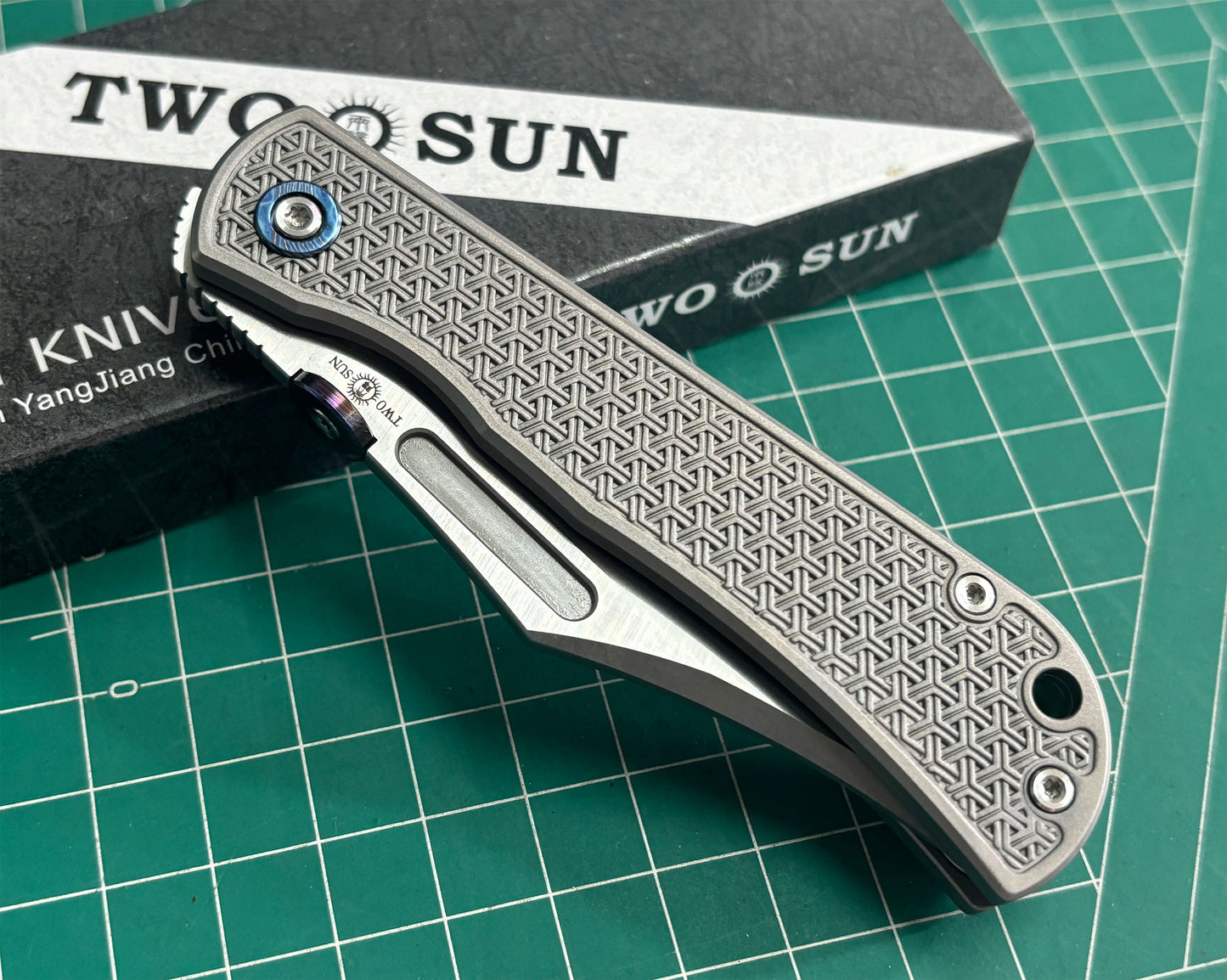 TWO SUN POCKET KNIFE GRAY TITANIUM HANDLE M390 EDGE TS643-M390-Satin