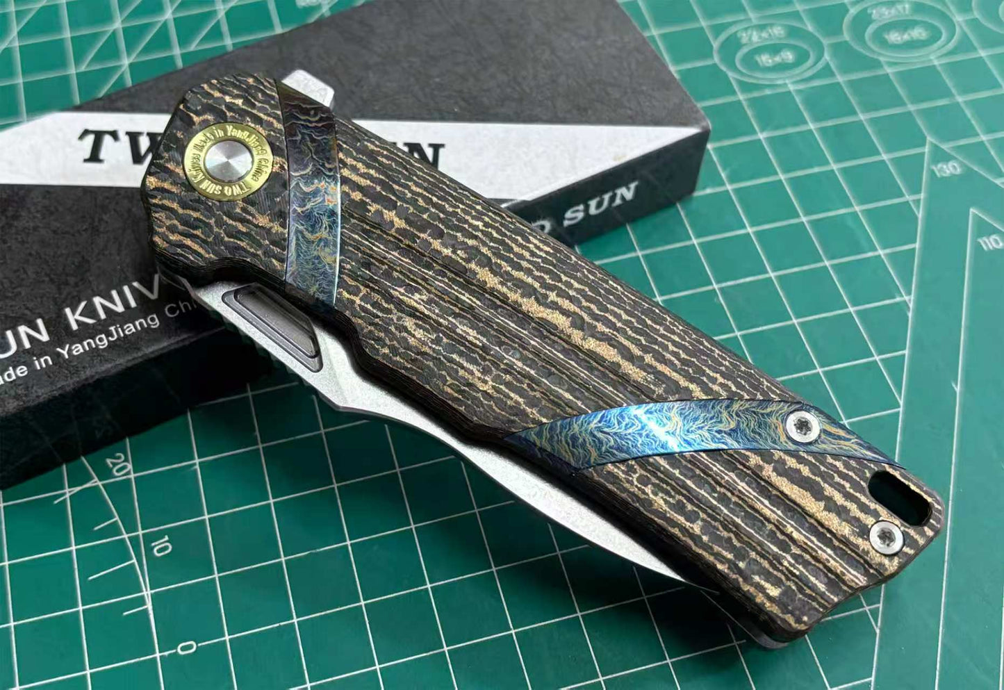 TWOSUN FOLDING KNIFE CARBON FIBER TITANIUM HANDLE M390 EDGE TS513-M390-CF-GOLD