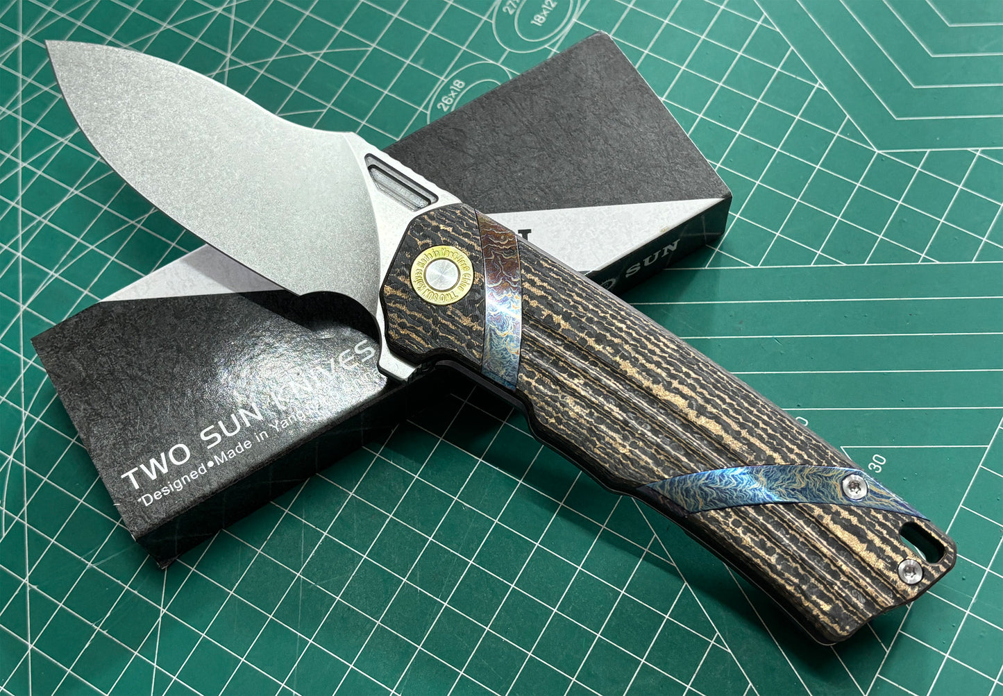 TWOSUN FOLDING KNIFE CARBON FIBER TITANIUM HANDLE M390 EDGE TS513-M390-CF-GOLD