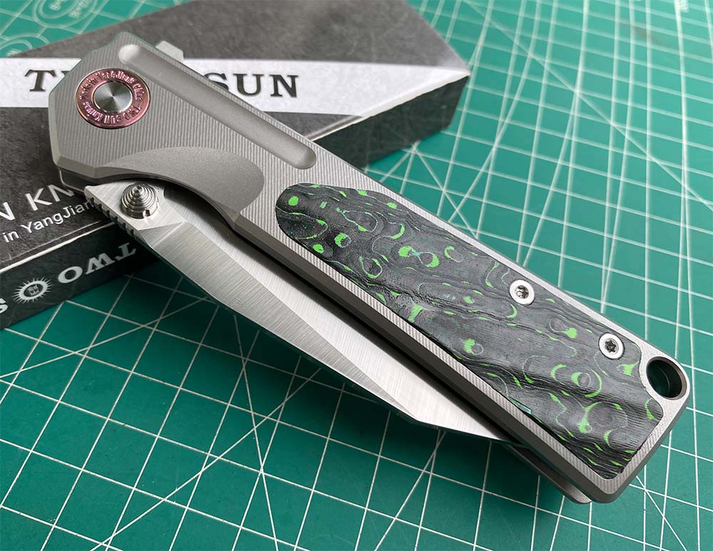TWO SUN FOLDING KNIFE COLOR CARBON FIBER/TITANIUM HANDLE M390 EDGE TS510-M390-SAND