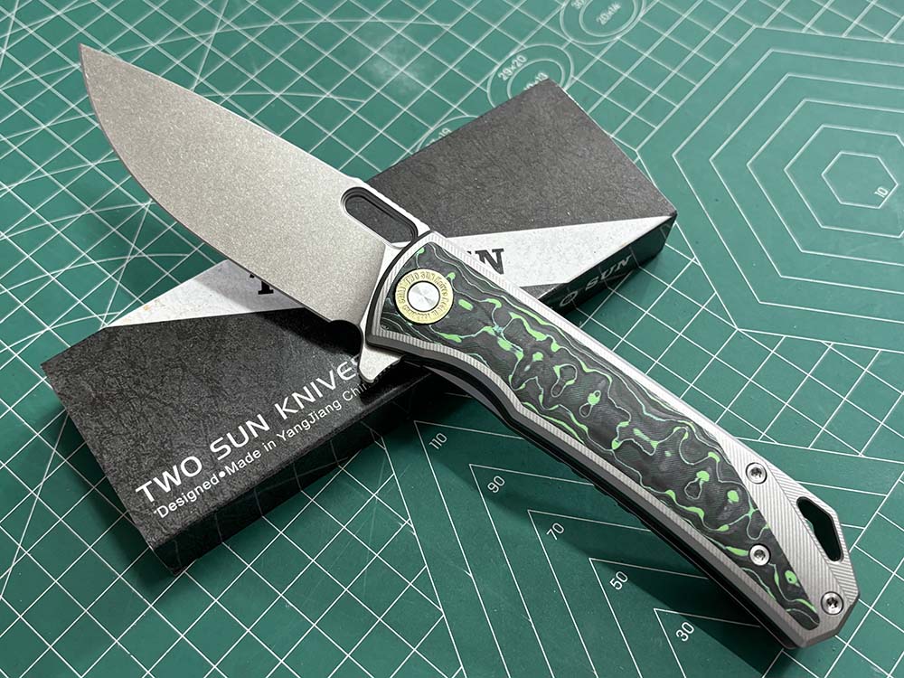 TWOSUN FOLDING KNIFE CARBON FIBER/COLOR TITANIUM HANDLE M390 EDGE TS502-M390-SAND