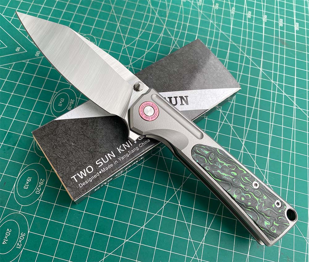 TWO SUN FOLDING KNIFE COLOR CARBON FIBER/TITANIUM HANDLE M390 EDGE TS510-M390-SAND