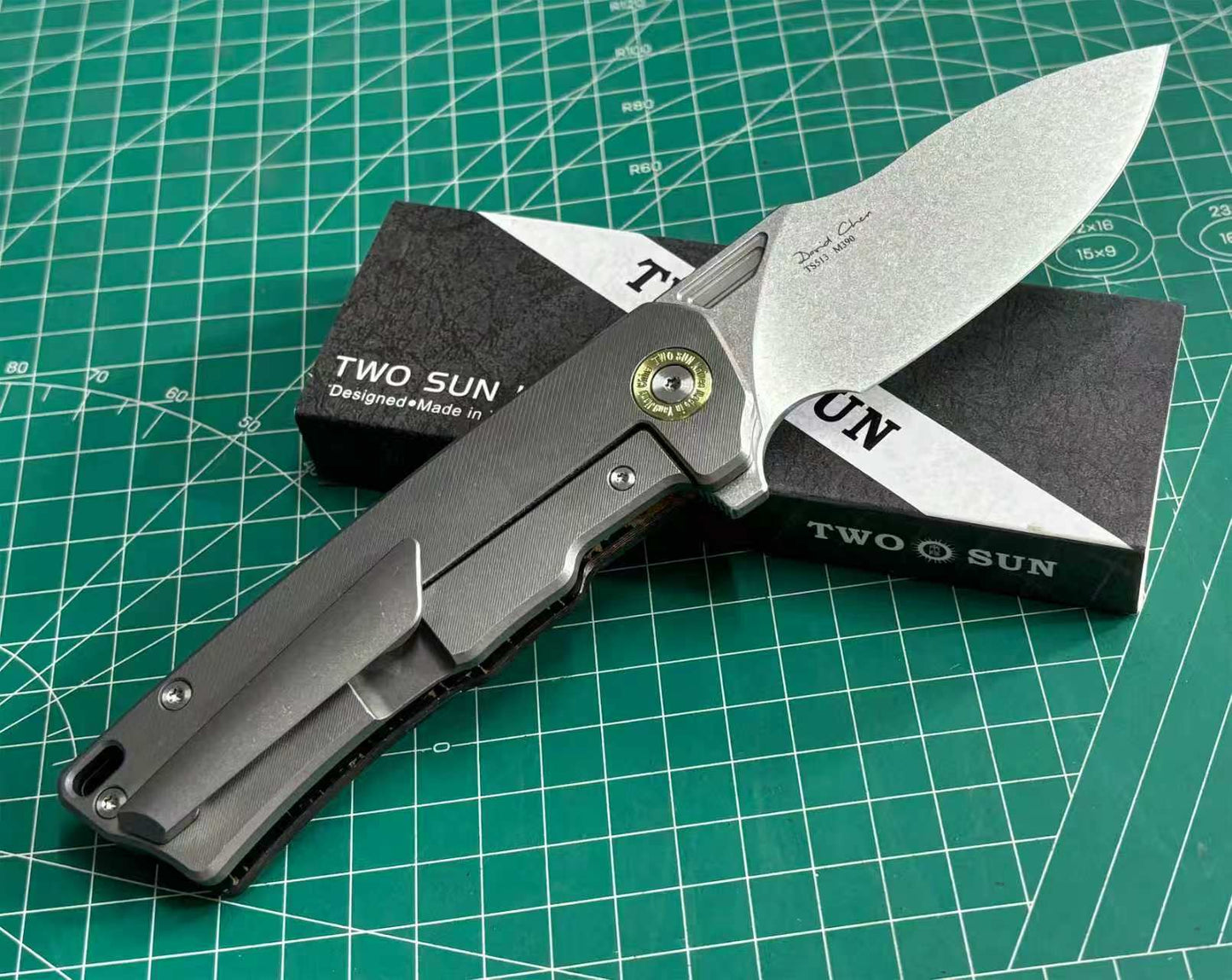 TWOSUN FOLDING KNIFE CARBON FIBER TITANIUM HANDLE M390 EDGE TS513-M390-CF-GOLD