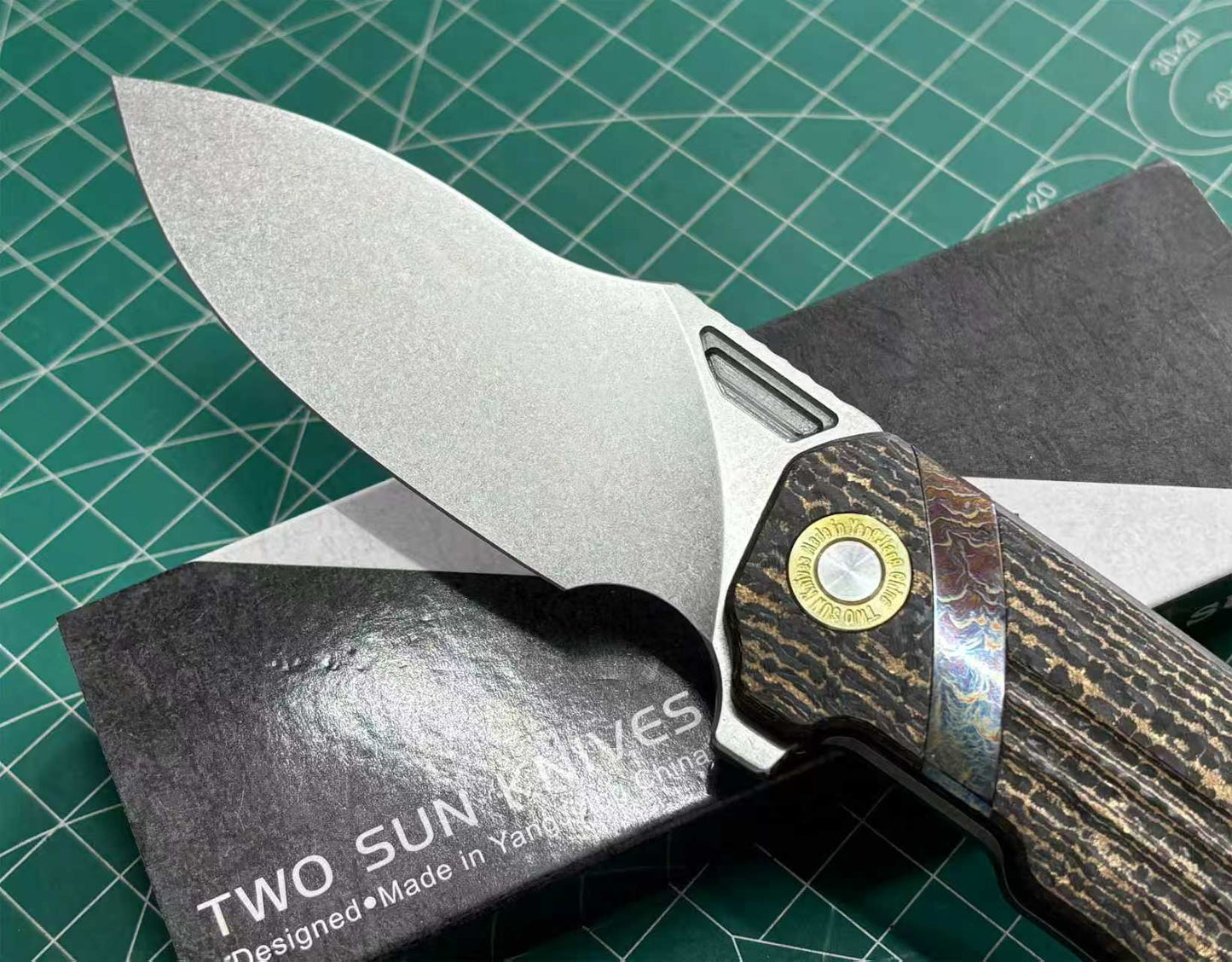 TWOSUN FOLDING KNIFE CARBON FIBER TITANIUM HANDLE M390 EDGE TS513-M390-CF-GOLD
