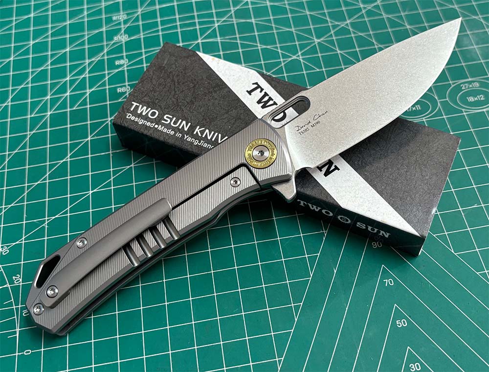 TWOSUN FOLDING KNIFE CARBON FIBER/COLOR TITANIUM HANDLE M390 EDGE TS502-M390-SAND