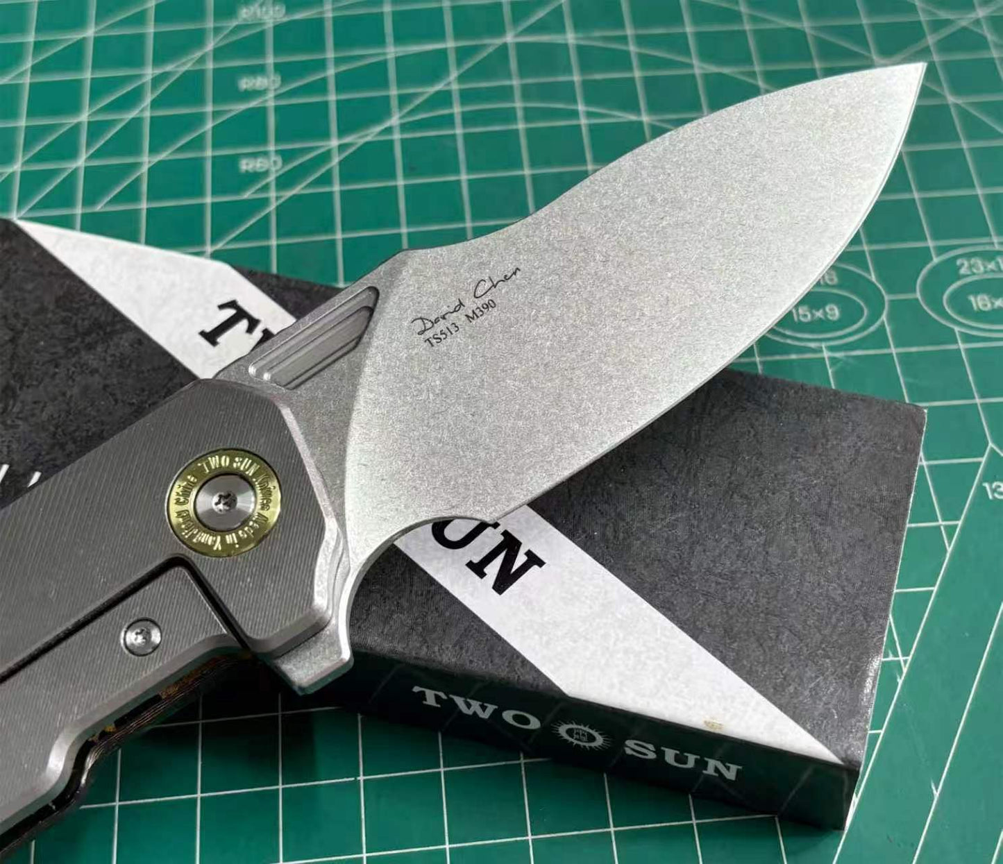 TWOSUN FOLDING KNIFE CARBON FIBER TITANIUM HANDLE M390 EDGE TS513-M390-CF-GOLD