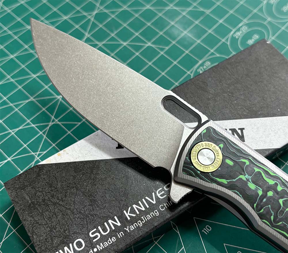 TWOSUN FOLDING KNIFE CARBON FIBER/COLOR TITANIUM HANDLE M390 EDGE TS502-M390-SAND