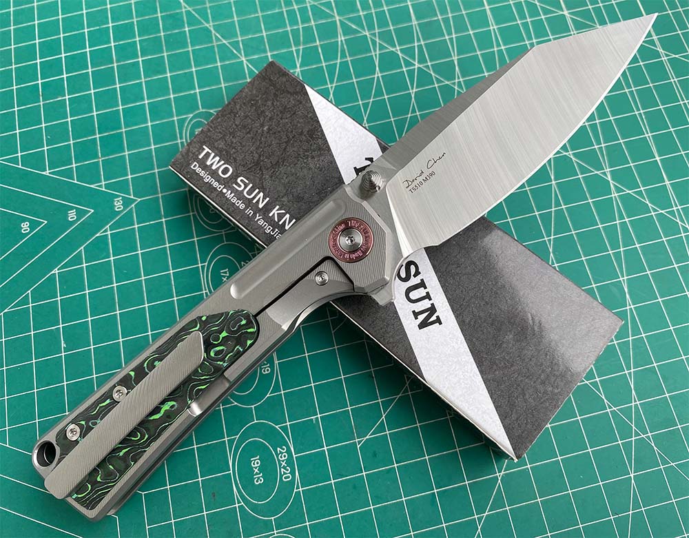 TWO SUN FOLDING KNIFE COLOR CARBON FIBER/TITANIUM HANDLE M390 EDGE TS510-M390-SAND