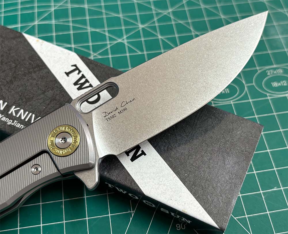 TWOSUN FOLDING KNIFE CARBON FIBER/COLOR TITANIUM HANDLE M390 EDGE TS502-M390-SAND