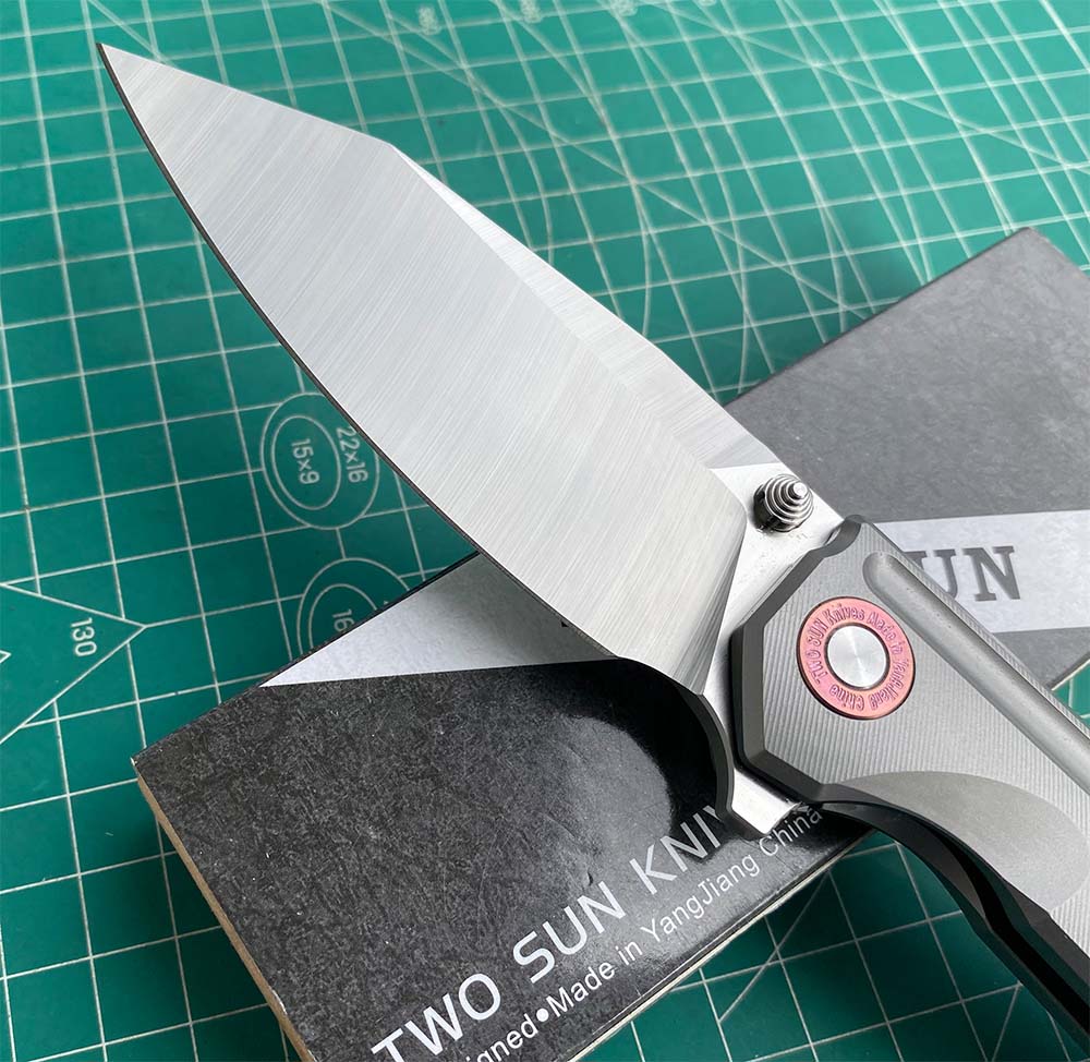 TWO SUN FOLDING KNIFE COLOR CARBON FIBER/TITANIUM HANDLE M390 EDGE TS510-M390-SAND