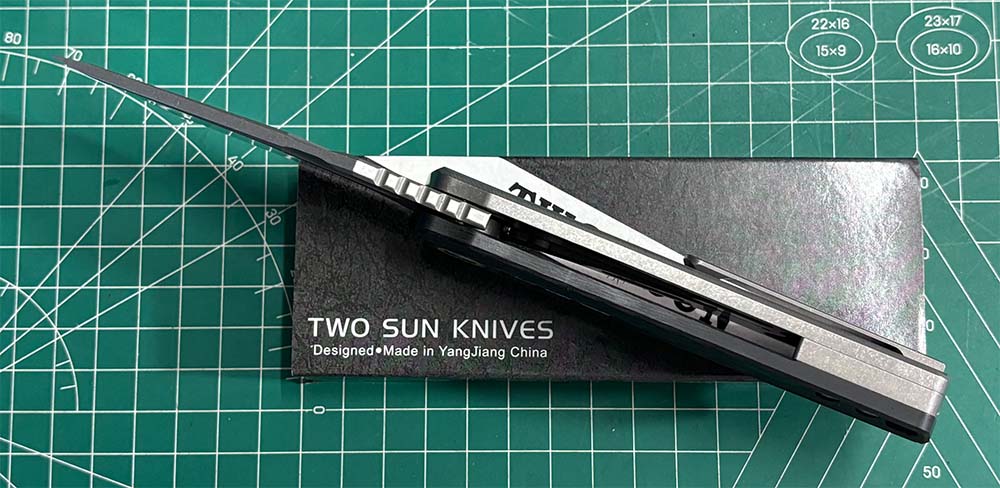 TWOSUN FOLDING KNIFE TITANIUM/CARBON FIBER HANDLE K110 PLAIN EDGE TS523-K110