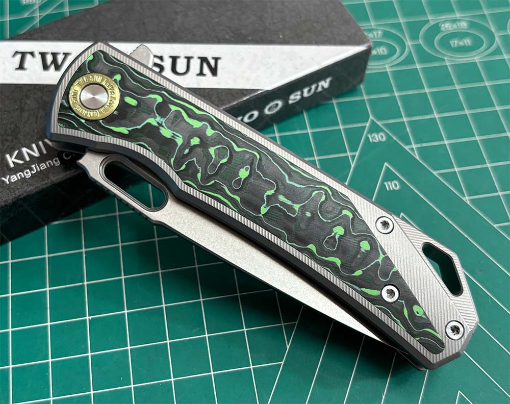 TWOSUN FOLDING KNIFE CARBON FIBER/COLOR TITANIUM HANDLE M390 EDGE TS502-M390-SAND