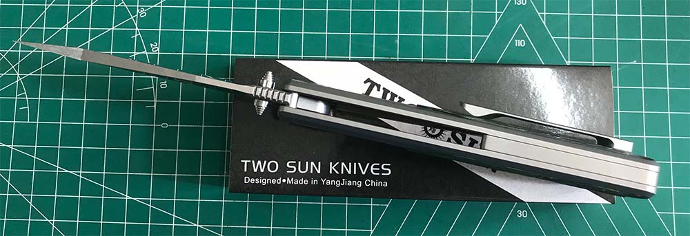 TWO SUN FOLDING KNIFE COLOR CARBON FIBER/TITANIUM HANDLE M390 EDGE TS510-M390-SAND