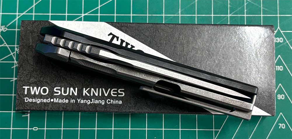 TWOSUN FOLDING KNIFE TITANIUM/CARBON FIBER HANDLE K110 PLAIN EDGE TS523-K110