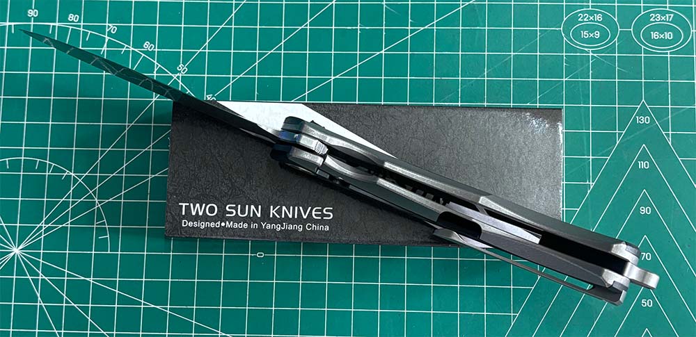 TwoSun Folding 14C28N Blade Titanium/CARBON FIBER Handle Pocket Knife TS528-14C28N-CF
