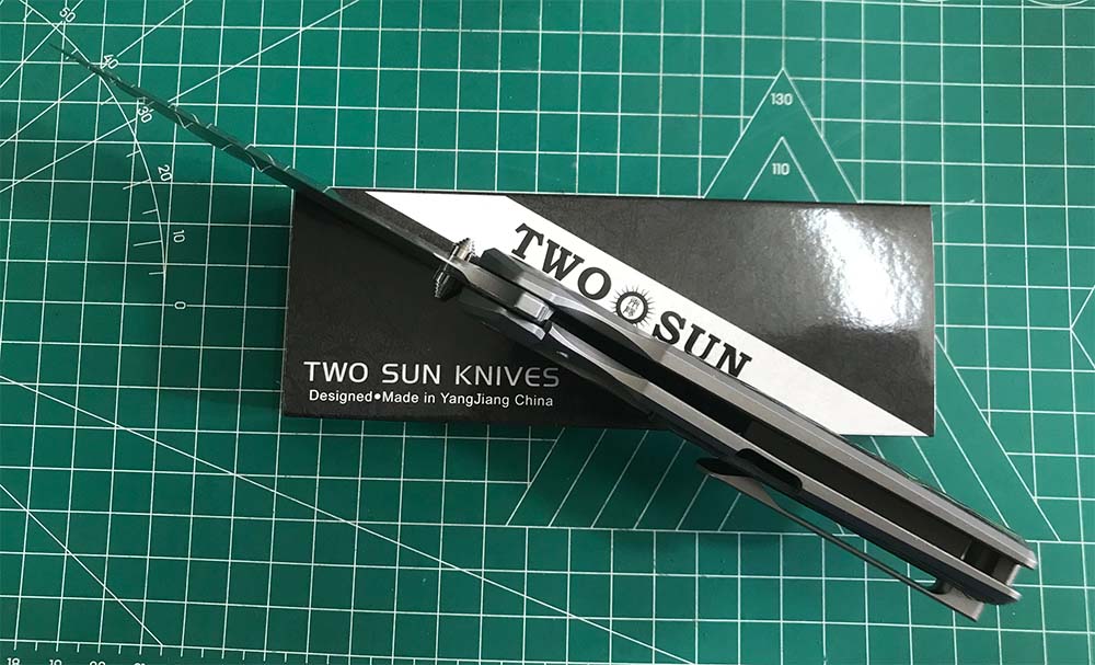 TWO SUN FOLDING KNIFE COLOR CARBON FIBER/TITANIUM HANDLE M390 EDGE TS510-M390-SAND