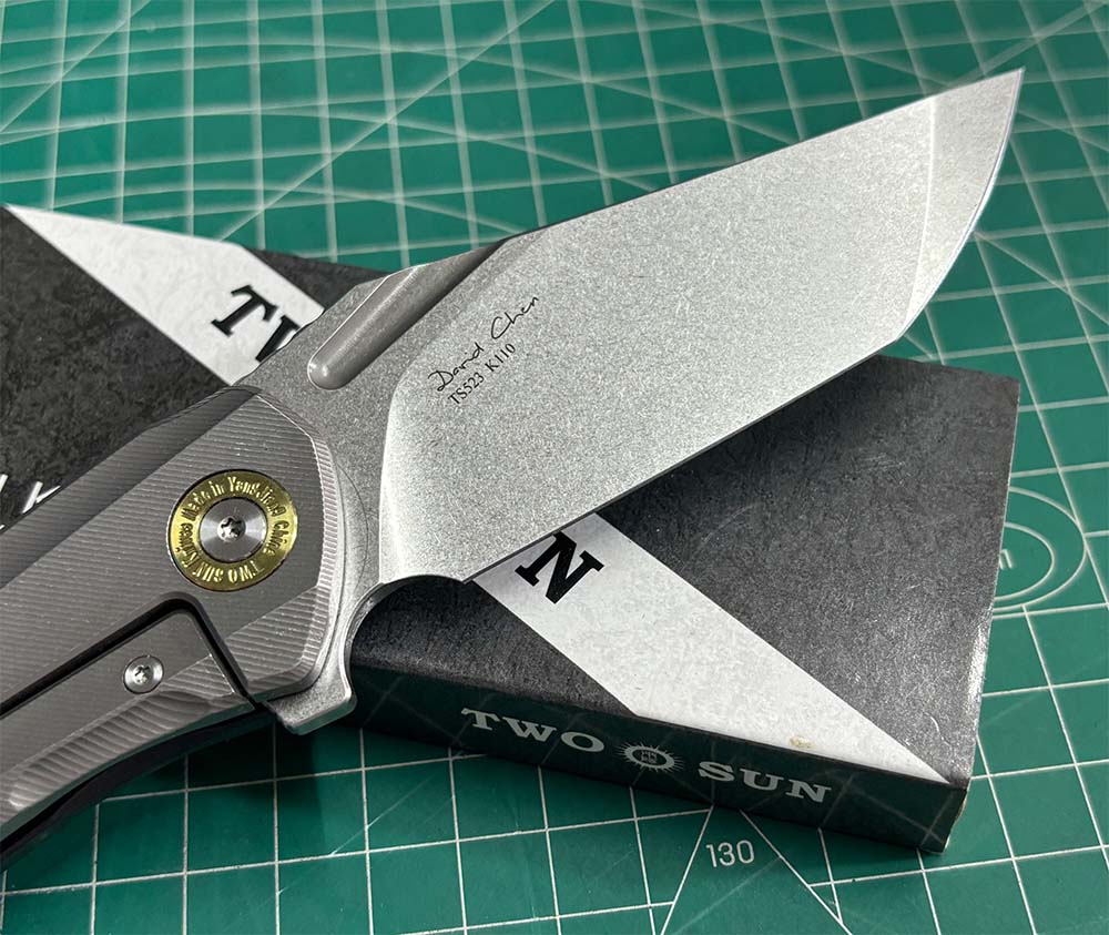 TWOSUN FOLDING KNIFE TITANIUM/CARBON FIBER HANDLE K110 PLAIN EDGE TS523-K110