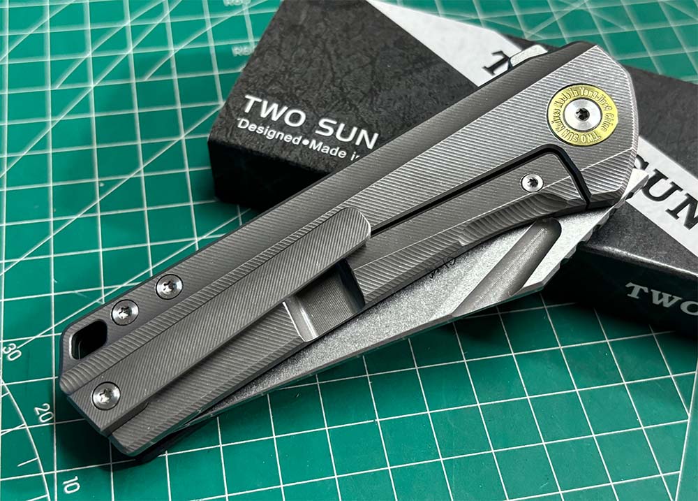 TWOSUN FOLDING KNIFE TITANIUM/CARBON FIBER HANDLE K110 PLAIN EDGE TS523-K110