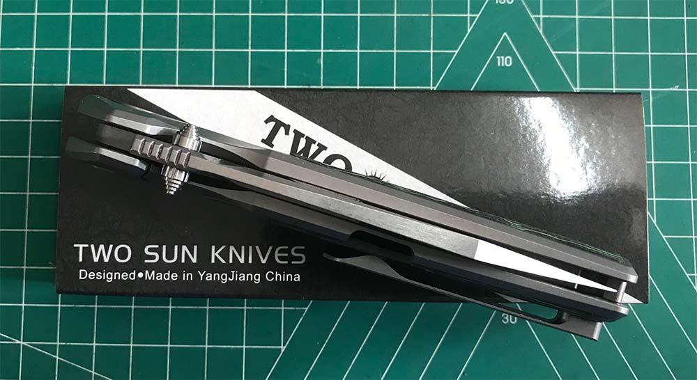 TWO SUN FOLDING KNIFE COLOR CARBON FIBER/TITANIUM HANDLE M390 EDGE TS510-M390-SAND