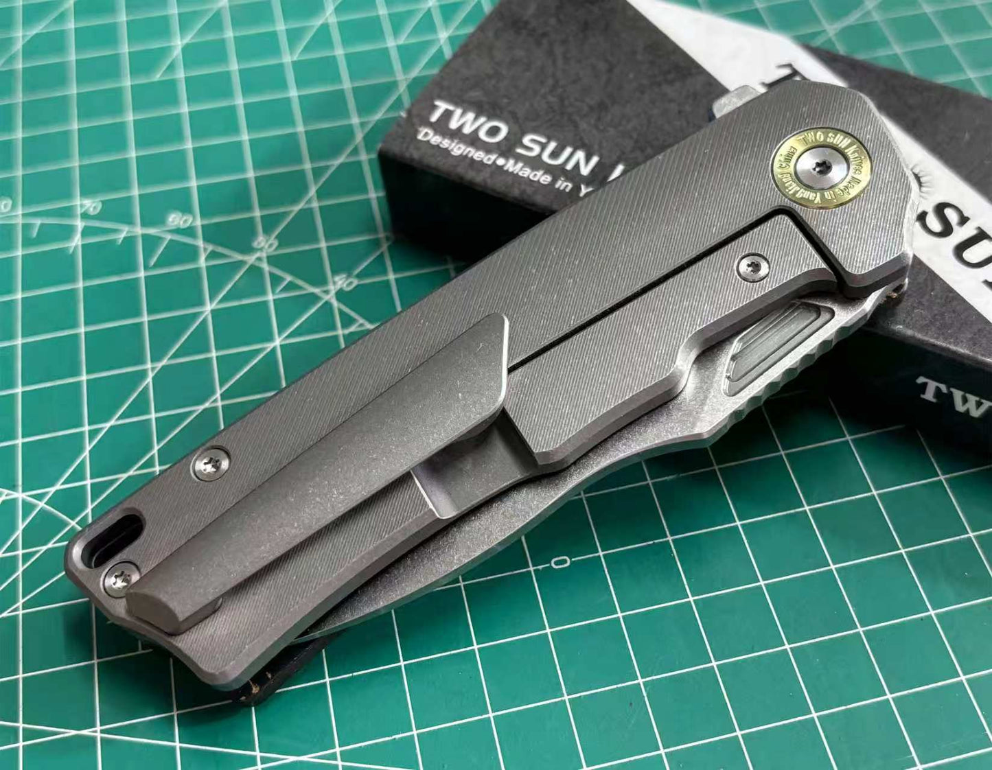 TWOSUN FOLDING KNIFE CARBON FIBER TITANIUM HANDLE M390 EDGE TS513-M390-CF-GOLD